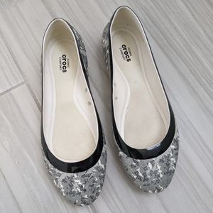 Iconic Crocs ballet flats gray white black camo pattern size 5